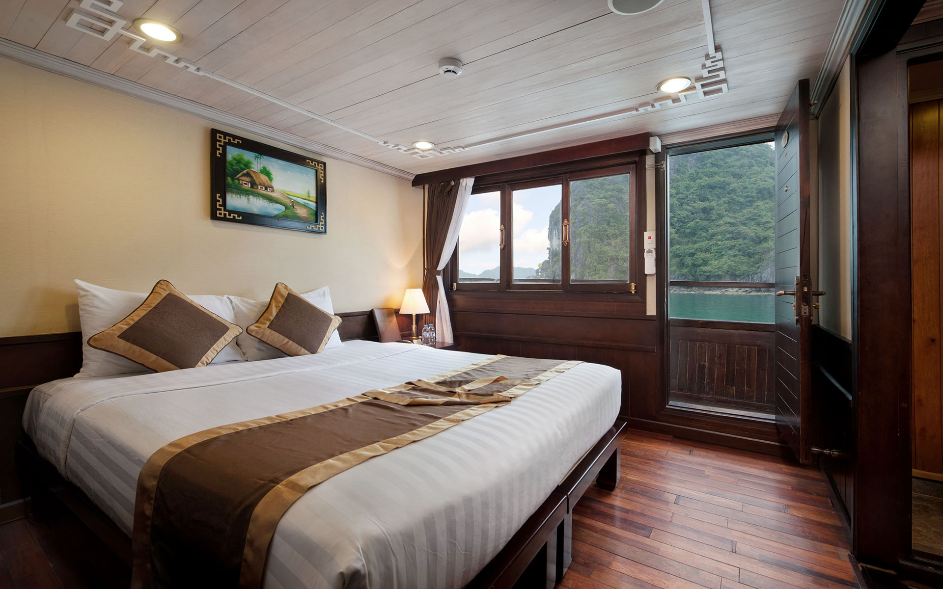 Deluxe ocean view cabin ead51
