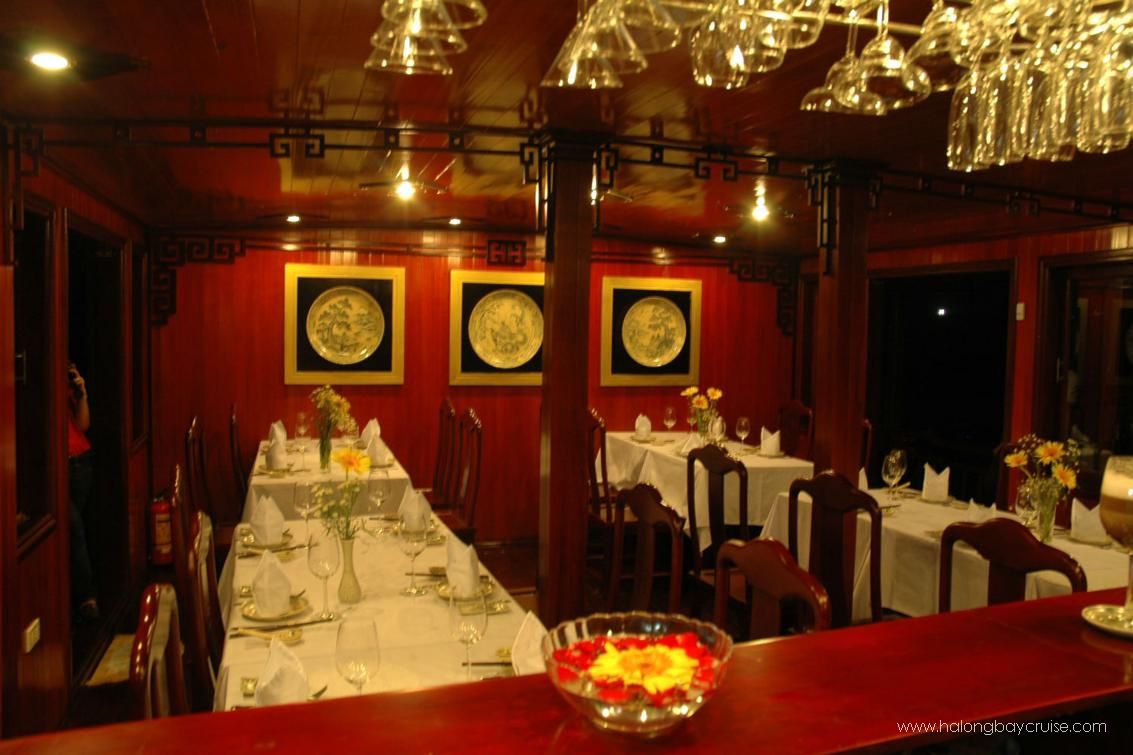 Dragon-Pearl-Junk-Dining-area-