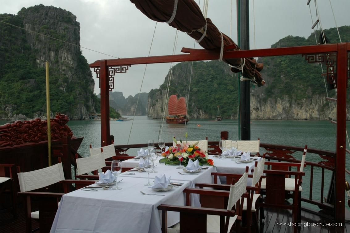 Dragon-Pearl-Junk-outside-dining