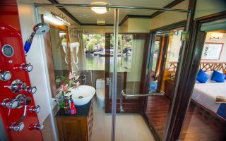 Deluxe Balcony Bathroom