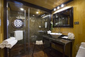 Planet Suite Bathroom