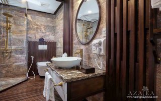 Deluxe Bathroom