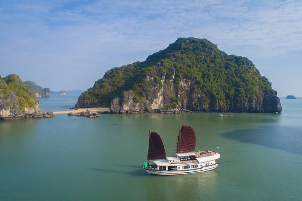Top Small & Private Cruises in Halong Bay – 5 Cabins or Less