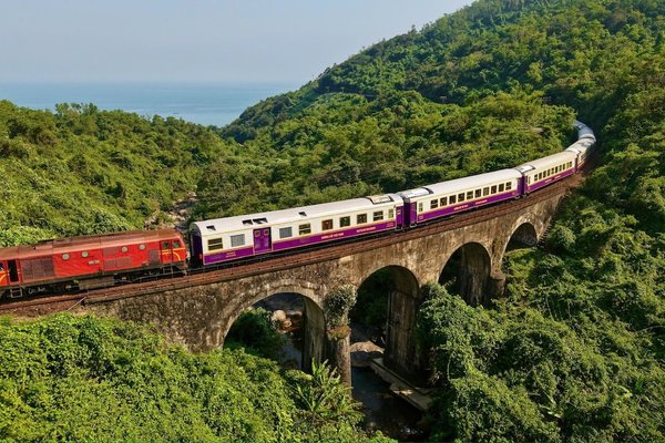 How to travel from Danang to Halong Bay and back